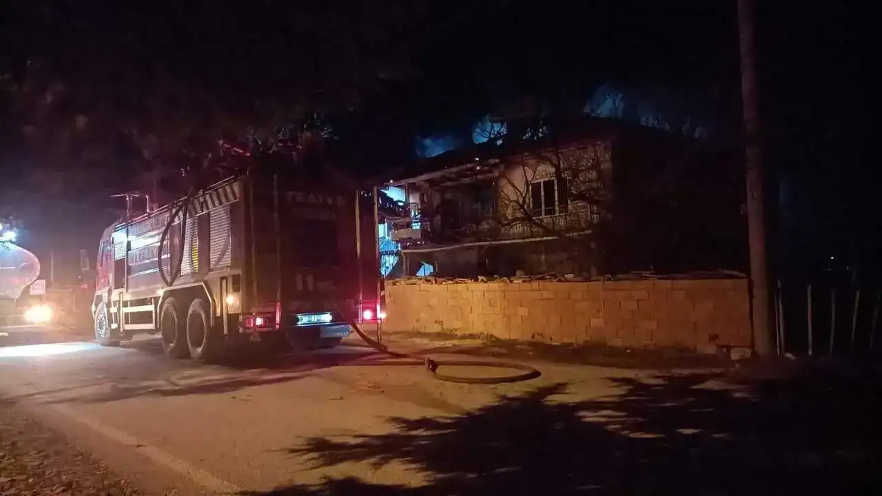 Isparta’da Çatıda Başlayan Yangın Büyüdü: Ev Kullanılamaz Hale Geldi! 5